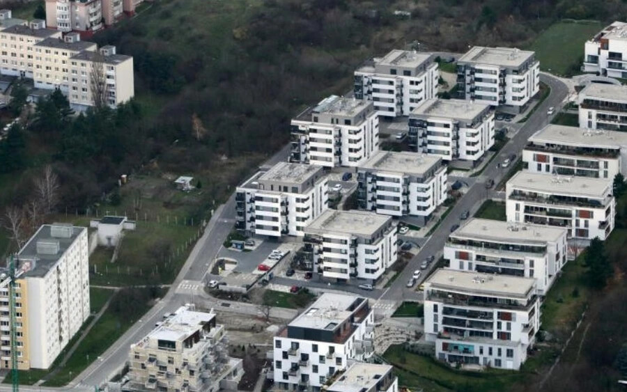 2022 szeptember végén 2 418 üres új építésű lakás volt a pozsonyi lakáspiacon. Az elemzők szerint 2022 második negyedévéhez képest a kínálat 33%-kal nőtt, míg az üres lakások száma 13%-kal emelkedett éves szinten. Az üres lakások átlagos négyzetméterenkénti (m2) ára 4 899 euró volt, ÁFÁ-val együtt. Ez 20%-os növekedést jelent az előző évhez képest.