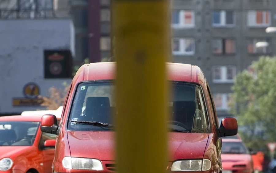 2022. március elsején lépett hatályba a közlekedési törvény módosítása, amelyben a járdán való parkolás általános tilalma lépett érvénybe, kivéve a kijelölt helyeken való parkolást.
