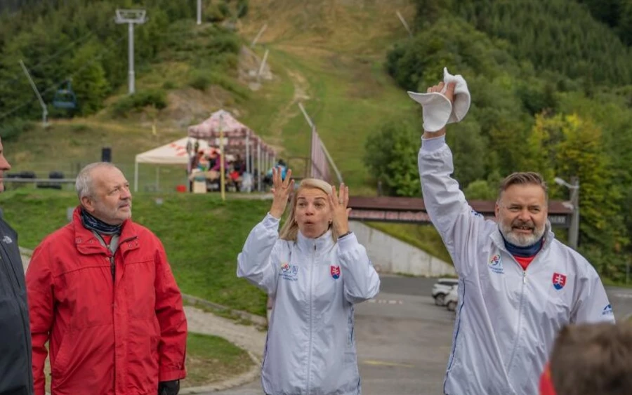  Dědečekről ismert politikusok társaságában valóban készültek fényképek. Idén áprilisban a Kormányhivatalban hivatalos fogadást rendeztek a DVS tagjai számára, akik Szlovákiát képviselték a brazíliai nyári siketlimpián.