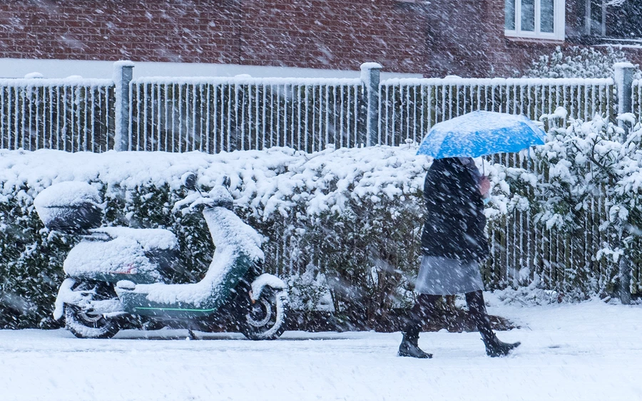 Az elkövetkező napokban az időjárás csapadékos jellege nem változik, de többnyire tíz Celsius-fokig emelkedő hőmérsékletre számíthatunk.