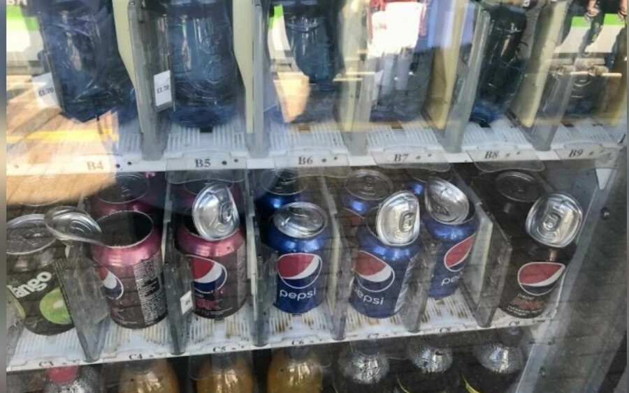 A meleg miatt felrobbant italok egy automatában.