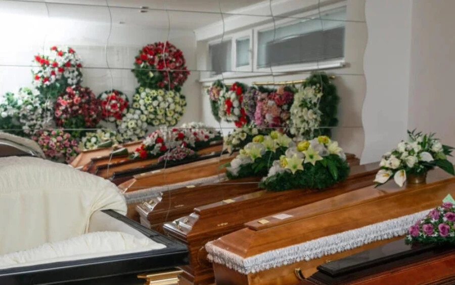 Ez az oka annak, hogy egyes temetkezési vállalkozások kénytelenek voltak átírni árlistájukat. „Úgy vélem, hogy az árak körülbelül 10 százalékkal emelkedtek a járvány előtti időszakhoz képest" - mondta Ladislav Stríž, a Szlovák Temetkezési Szolgálatok Szövetségének elnöke.