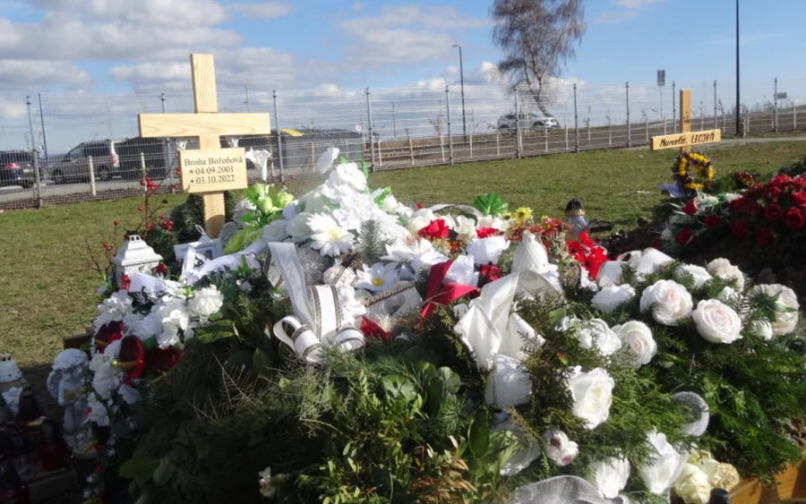 A Tátra alatt pihen Marek barátnője,  a fiatal sportoló, Broňa Božoňová († 21). Ugyanaz a fából készült szegély, kereszt és a szerelmesek fotója található sírjánál. 