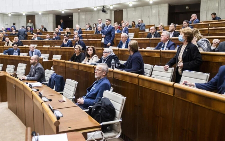 Az elsősorban a Slovnaftot sújtó különadó növelésére azonnal lecsapott Igor Matovič, az OĽaNO elnöke is, aki részben az olajfinomítótól befolyt összegből finanszírozná legújabb ötletét, amely szerint 500 eurós jutalom járna minden olyan szavazónak, aki részt vesz a szeptemberi előrehozott parlamenti választáson. 