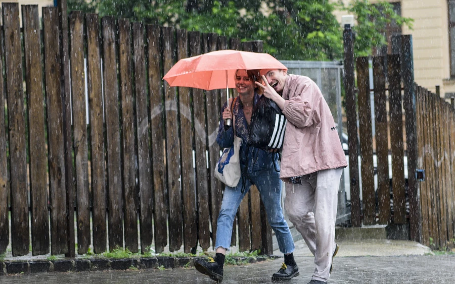 Este, főleg Nyugat-Szlovákia néhány járásában, elsőfokú viharjelzés lép érvénybe. →