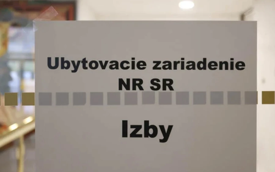 Felszereltségét tekintve minden szobában van egy egyszemélyes ágy, egy fotel, egy asztal beépített tárolóval, egy szék, egy dohányzóasztal, egy szekrény, egy akasztó tükörrel és cipősszekrénnyel, egy szekrény mini hűtőszekrénnyel, 2 fali polc, egy TV készülék és egy telefon.