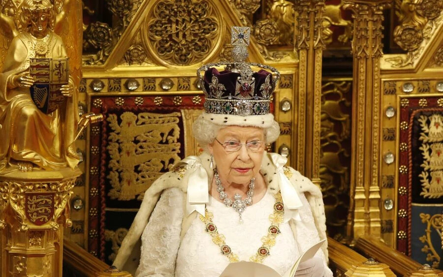 Erzsébet királynőnek nem kellett felmutatnia az útlevelét, és nem kellett átmennie a reptéri biztonsági ellenőrzésen, amikor külföldre utazott. Csak be kellett mutatkoznia, és máris felszállhatott egy repülőre vagy átléphette a határt. Ez a kiváltság azonban nem vonatkozik a királyi család más tagjaira. 