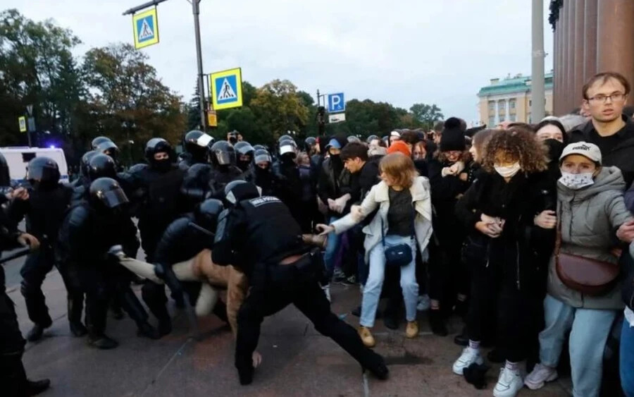  Az orosz főváros központjában tartózkodó AFP újságírói szerint legalább 50 embert tartóztatott le a rendőrség a híres Arbat utcán. Szentpéterváron az AFP riporterei látták, hogy a rendőrség körülvette a tüntetők egy kisebb csoportját, akik azt skandálták: "Nemet a mozgósításra!" - és mindegyiküket őrizetbe vették.