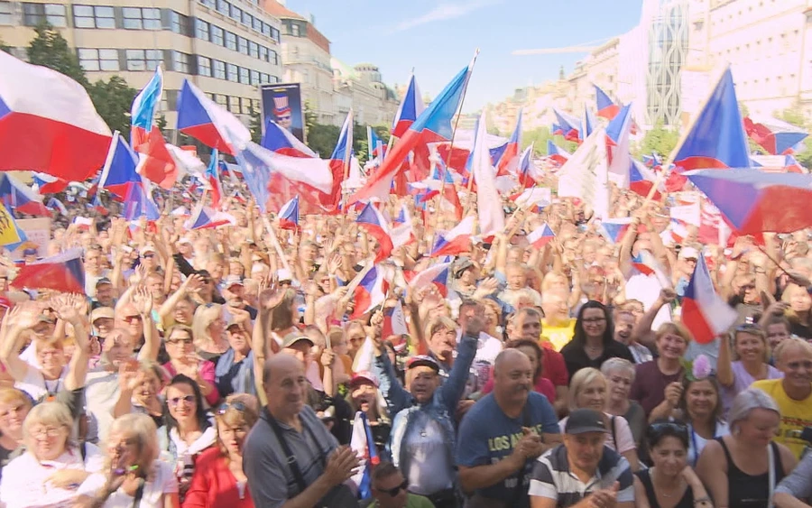 Az emberek azért gyűltek össze a cseh fővárosban, hogy kifejezzék elegédetlenségüket Petr Fiala kormányának politikájával szemben.