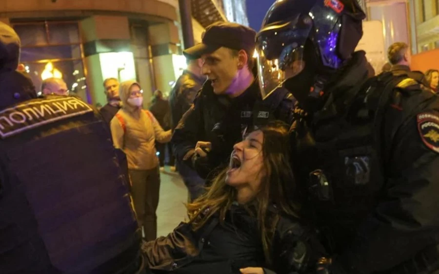 A tüntetések helyszíneiről készült fotókon erőszakos összecsapások láthatók a fekete sisakos orosz rendőrök és a tüntetők között. Utóbbiak gyakran a rendőrök beavatkozása után a földön feküdtek, és később vezették el őket a helyszínről. 