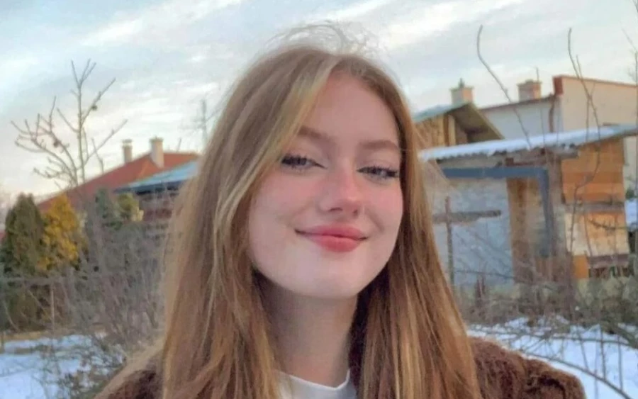 A Pozsonyi Kerületi Rendőrfőkapitányság keresi a 18 éves, Terézia Macalíkovát, akit utoljára január 28-án láttak Pozsonyban. A személyleírás szerint a lány 160 centiméter magas, vékony testalkatú, hosszú, vörös, göndör haja, kékeszöld szeme van. Arcán szeplők vannak.