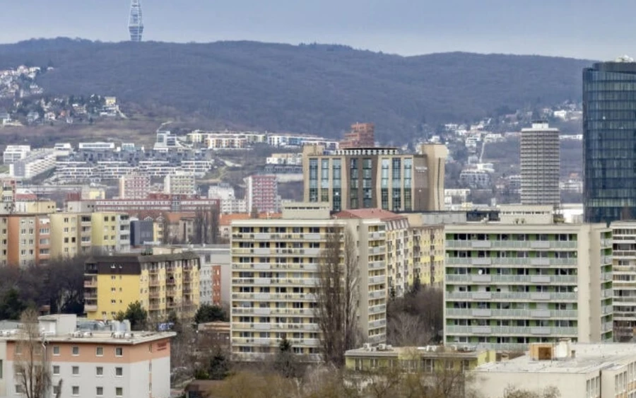 Az egyik szem nevet, a másik sír. Olyan helyzet alakult ki a piacon, hogy a lakásárak végre elkezdtek csökkenni, de ezzel szemben a kamatok rekordsebességgel emelkednek. Probléma a banktól kölcsönözhető összeg is.