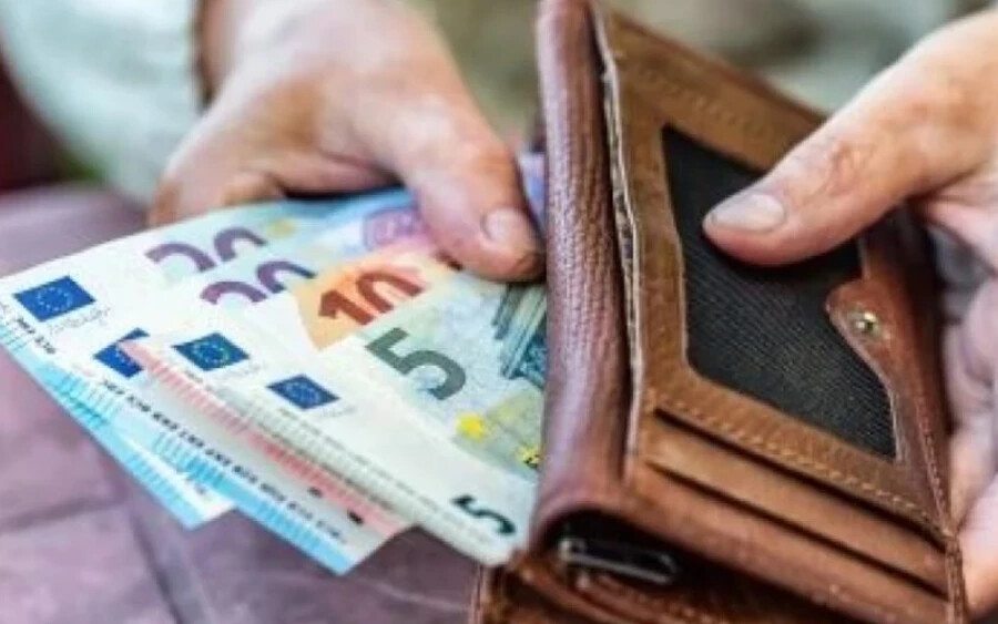 A júliusi emelés a gyakorlatban azt jelenti, hogy ha egy nyugdíjasnak ma 500 eurós nyugdíja van, júliusban a nyugdíja 53 euróval 553 euróra emelkedik. Ez az összeg pedig januárban már csak 3,5 százalékkal (19,40 euróval), 572,40 euróra nő a júliusi emelés miatt.