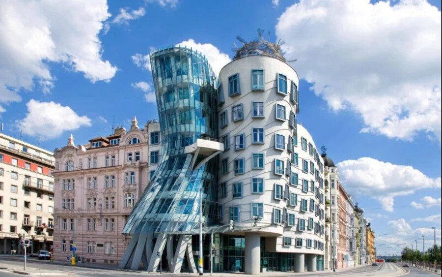 Táncoló ház, Csehország  Ennek a prágai épületnek az építésze a világhírű Frank Gehry. Az épületek Fred Astairt és Ginger Rogers táncospárt szimbolizálják. Érdekesség, hogy a szomszédban volt Václav Havel lakása.