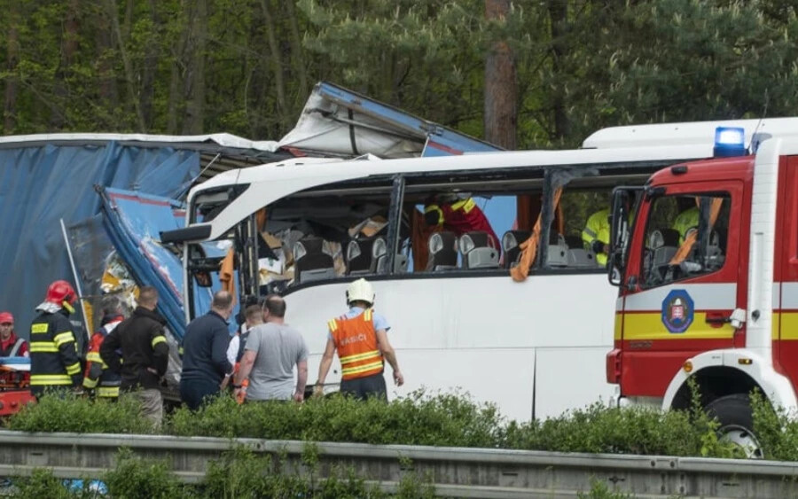 A baleset a D2-es autópálya 15. kilométerszelvényénél, Pozsonyzávod (Závod) letérőnél, a Csehország felé vezető szakaszon történt. A magyar kirándulóbusz és a kamion ütközése következtében az utasok fele a buszban rekedt, őket a tűzoltók segítségével mentették ki az összeroncsolódott járműből. Összesen 59-en sérültek meg, egy személy pedig életét vesztette. 