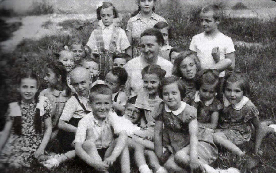 A legkisebbek az iskola udvarán 1951-ben Mészáros Margit tanítónővel