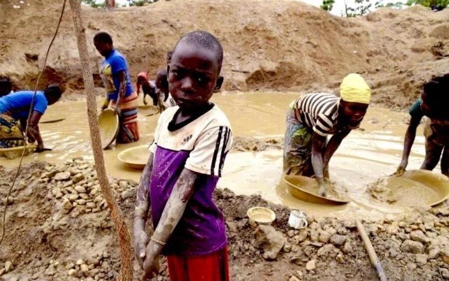  Az afrikai kongói bányákban naponta több százezer ember - köztük gyerekek - vannak kitéve vegyi anyagoknak az értékes ásványi anyag kitermelése során. Napi 2 eurónál kevesebbért a munkavállalók kimerítő munkát és embertelen körülményeket kénytelenek elviselni.