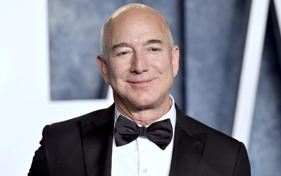 A harmadik pozícióban az Amazon alapítója, Jeff Bezos áll 144 milliárd dollárral.