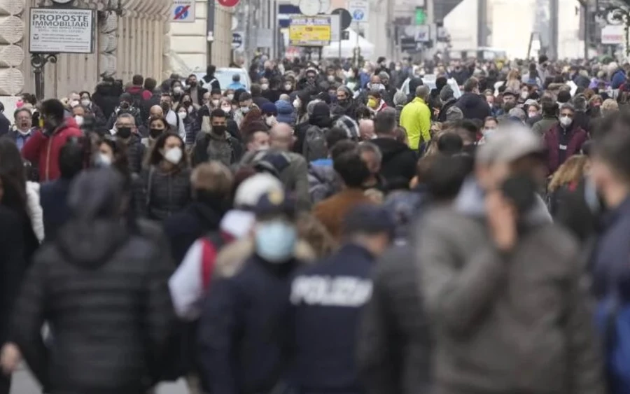 A Dáta bez pátosu elemzői szerint az első járások már elérik az omikron hullám csúcsát. Például Árvában vagy Szlovákia északkeleti részén, ahol a negyedik hullám hamarabb elkezdődött, már március 6-án, négy hét múlva enyhíthetnek. A többi járás ezt követően lazíthat a szabályokon.