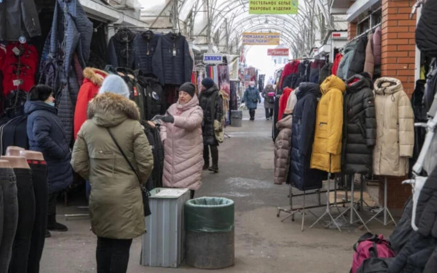 A piactéren az árusok arról a hírről beszélgettek, hogy az orosz külügyminiszter lánya állítólag Amerikában él. "A politikusok elküldték a családjukat, és itt csinálják ezt a zűrzavart" - közölték.