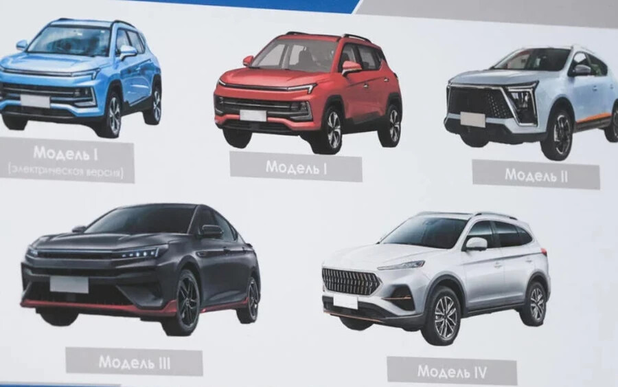 A Renault gyár a JAC segítségével fogja összeszerelni a kínai autók másolatait, amelyeken a Moszkvics logó fog megjelenni. A tervek szerint négy crossover és egy szedán készül. De az oroszok már ismerik őket a saját piacukon, hiszen ezek a JAC JS4 (Moszkvics I. modell), Sehol X6 (II. modell), JAC J7 (III. modell) és JAC S7 (IV. modell).
