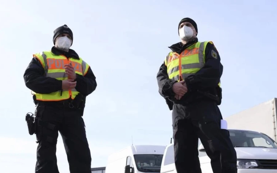 Azok a sofőrök, akiket ittas vezetésen kaptak, vagy több szabálysértés miatt eltiltottak a vezetéstől, hosszadalmas és főként drága folyamatra készülhetnek. Denisa Bárdyová rendőrségi szóvivő közölte, hogy a részeg vezetők esetében a rendőr dönt az alkoholfüggőséggel kapcsolatos orvosi alkalmassági vizsgálatról, amelyet egy pszichiáter végez. 