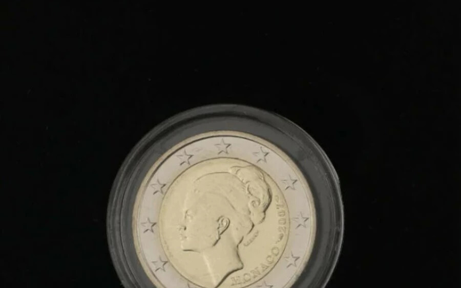 Az egyik ilyen érme a 2007-es monacói Grace Kelly kéteurós érme. Ez az érme a híres monacói hercegnő, Grace Kelly tiszteletére 2007-ben került forgalomba, és 2014-ig minden idők legdrágább kéteurós emlékérméje volt. Ma ennek az érmének az értéke legalább 5000 euró.