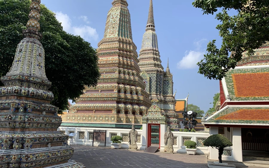 Máskor alig lehet mozdulni a bangkoki Fekvő Buddha templománál, most egy időre eltűntek a turisták