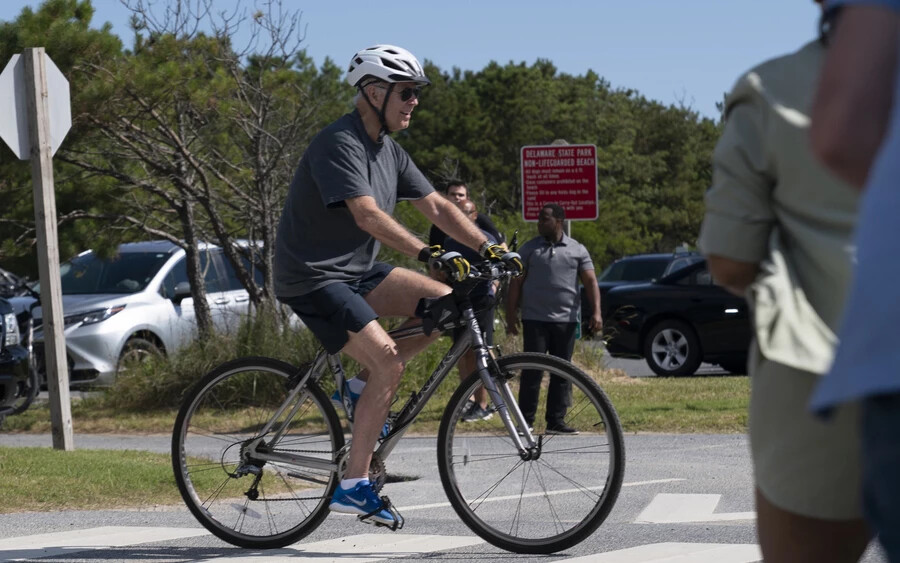 VIDEÓ: Joe Biden elesett a biciklijével
