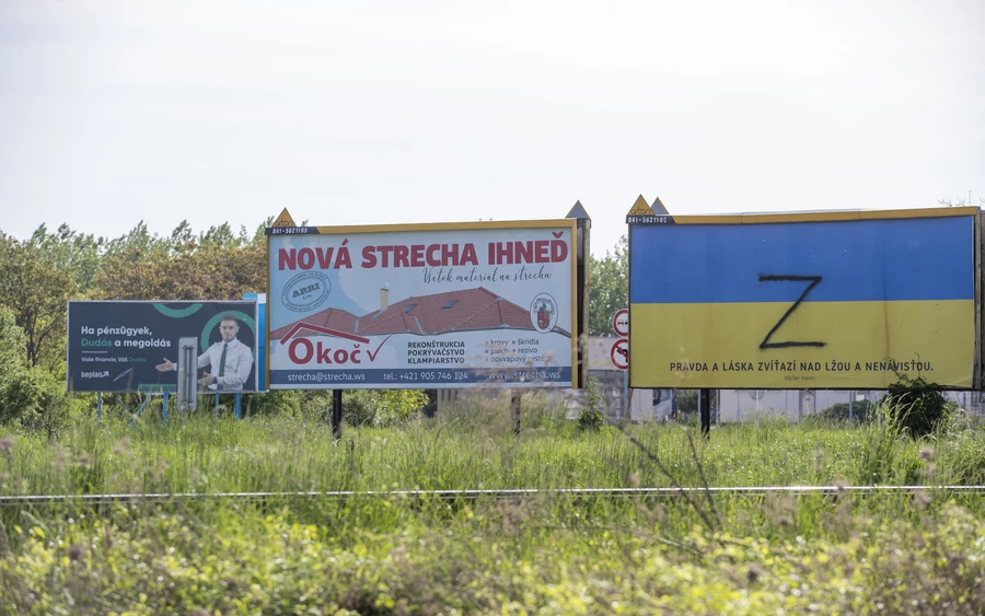 „Az igazság és a szeretet győzni fog a hazugság és a gyűlölet felett” – olvasható a hirdetőtáblán, amelyet fekete festékkel rongáltak meg.