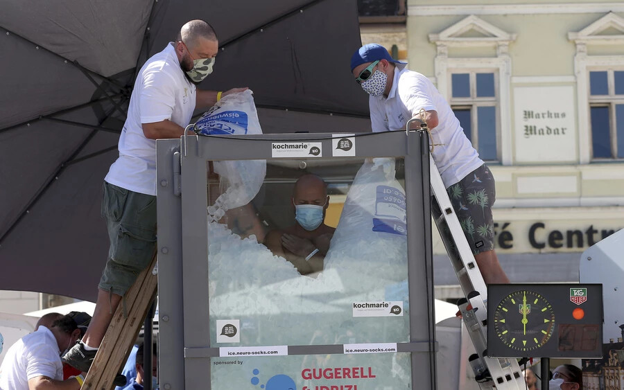 Kétszáz kiló jéggel töltött meg egy üvegkalitkát, majd fürdőgatyában beleült 