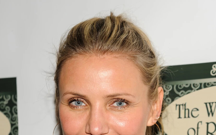 Cameron Diaz Ma már az egészséges életmód követője, és könyveket is írt erről a témáról, de korábban úgy füstölt, mint egy gyárkémény. Cameron Diaz állítólag azután hagyta abba a dohányzást, hogy a szülei a lelkére beszéltek, és emlékeztették, hogy saját magát mérgezi. Felhagyott a rossz szokással, és elindult az egészséges életmód betartása felé vezető úton. 