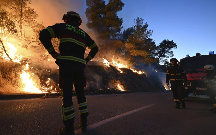 Szerdán csaptak fel elsőként a lángok Horvátországban, melynek következtében az elmúlt napokban több ezer embert, köztük szlovák turistákat is evakuálni kellett Šibenik, valamint Zaton és Raslina környékéről.