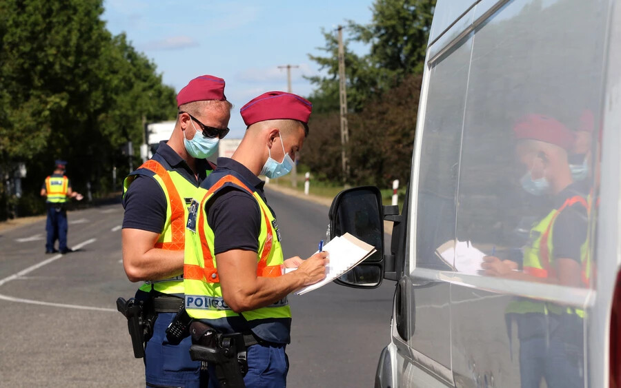 Rendőrök egy járművet ellenőriznek a magyar-szlovák határon, a bánrévei határátkelőn 2020. szeptember 8-án