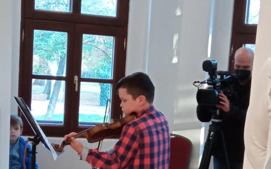 A megnyitón Fehér Filip galántai tanuló játszott hegedűn