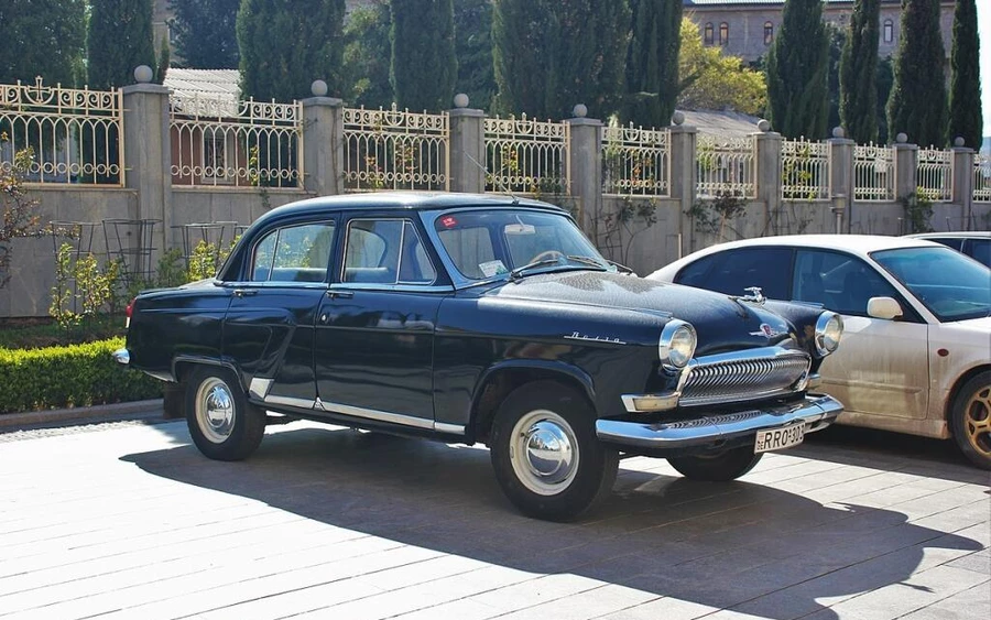 GAZ M-21 avagy Volga. Ha a keleti blokkban nőtt fel, ez az autó biztosan az álma volt! A szovjet filmekben állandó szerepet kapott, mint Amerikában a rózsaszín Cadillac.