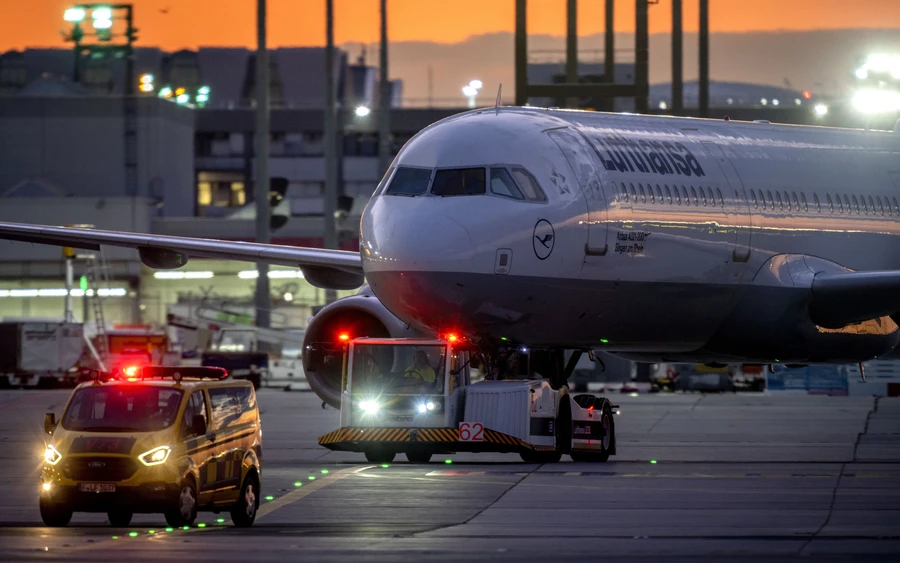 Az Eurocontrol arra is számít, hogy a francia sztrájk miatt az európai légtérben a pénteki nap folyamán mintegy harmadával csökken a járatok száma. A francia hatóságok az Eurocontrollal együttműködve azon dolgoznak, hogy a nemzetközi járatokat eltérítsék a francia légtérből.