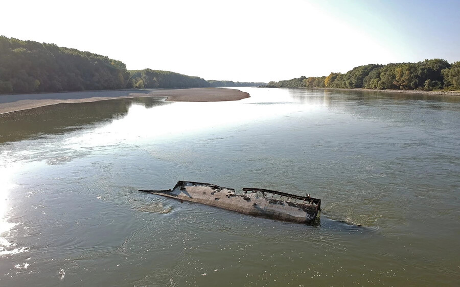 Magyarországon is furcsa hajómaradványok bukkantak elő a víz alól.