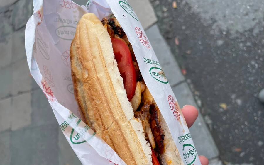 Egy eurónyi török líráért kapunk egy ilyen szendvicset