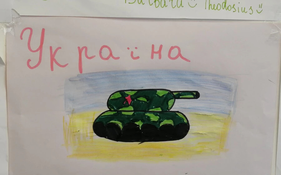 A háború elől menekülő gyerekek rajzai