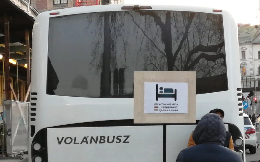 A budapesti Nyugati pályaudvaron önkéntesek segítik az ukrajnai menekülteket