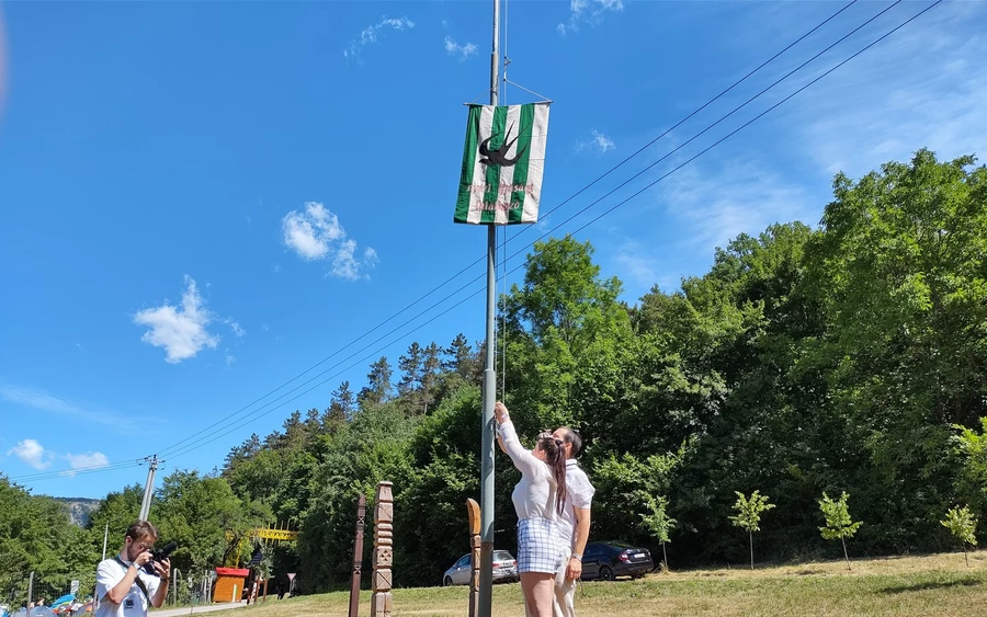 A megnyitót követően Orosz Örs és Kiss Réka felhúzták a tábor zászlaját, és hivatalosan is kezdetét vette a tábor.