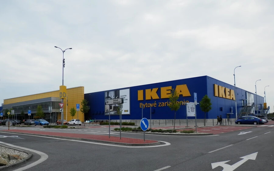 Az IKEA elhatározta, hogy két fokkal csökkenti a boltokon belüli maximális hőmérsékletet.  A Kauflandnál szintén hasonló változtatáson gondolkodnak, a fény intenzitását ők is fontolóra veszik.