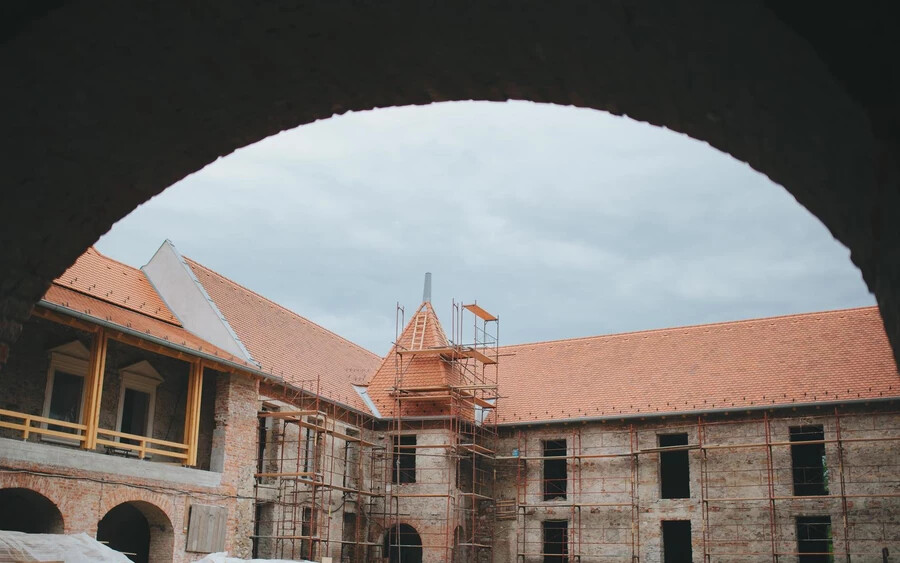A borsi Rákóczi kastély felújítása mindössze fél évvel ezelőtt kezdődött, de már szemmel látható, kézzel fogható eredményei vannak