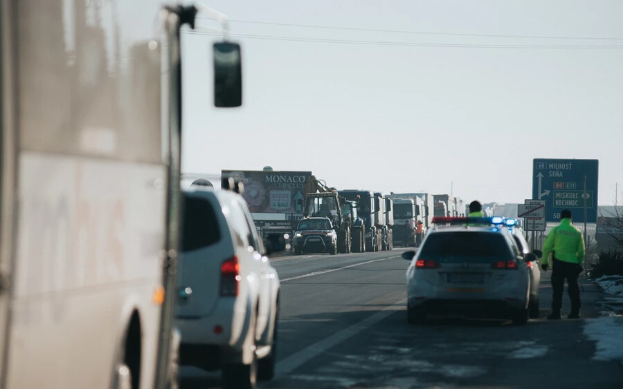 A tüntető kamionosok és traktorosok a Kassához tartozó Zsebes városrész előtti főútvonal mentén lassítják egy irányban a forgalmat