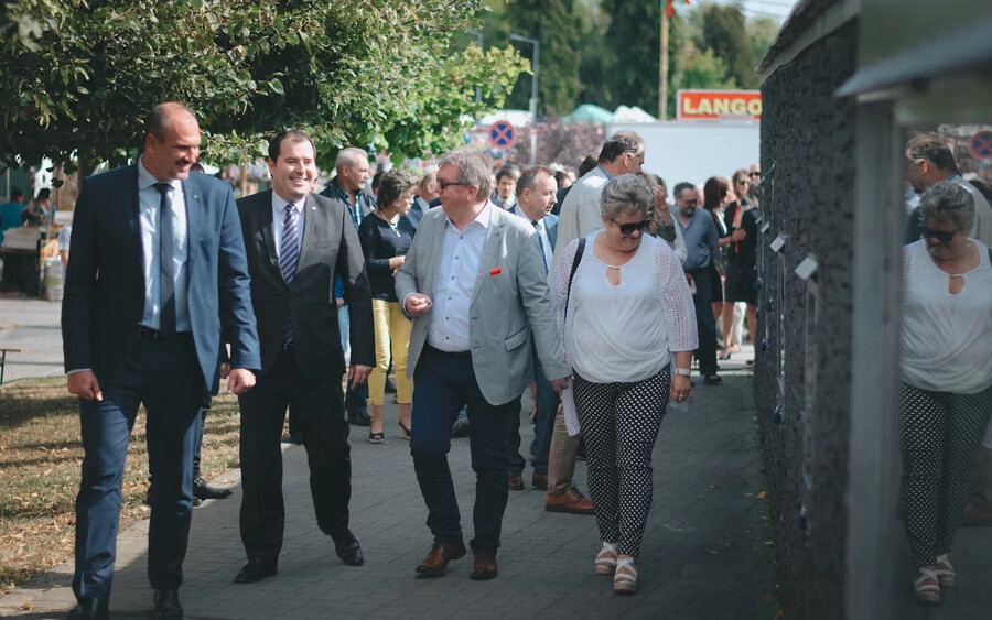 A felújított kültéri galéria átadása