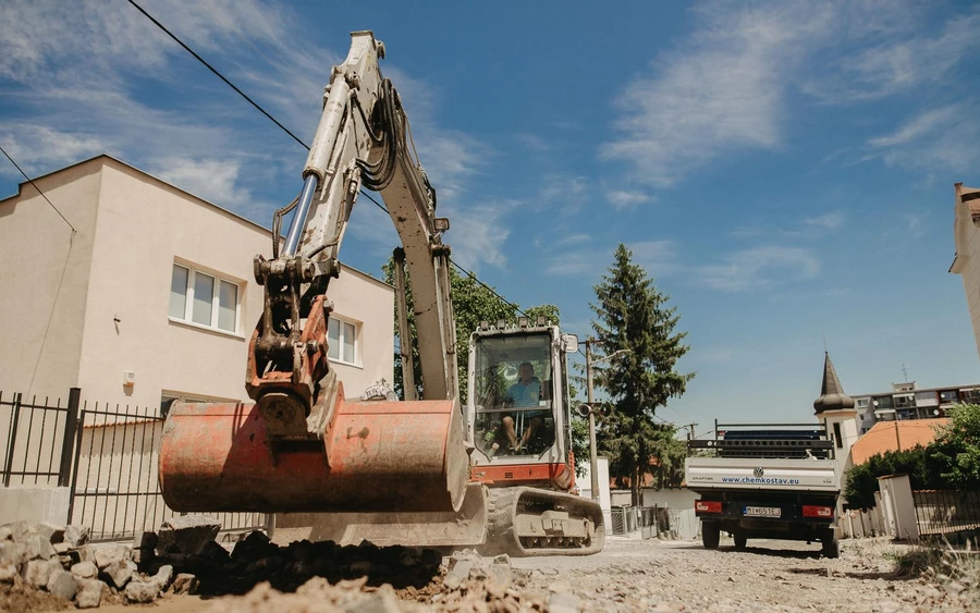 A Mailáth utcában már hetekkel ezelőtt felszedték a macskaköveket