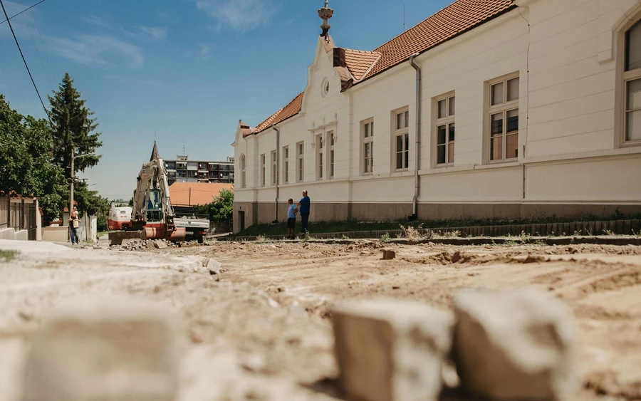 A Mailáth utcában már hetekkel ezelőtt felszedték a macskaköveket