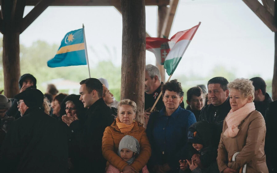 A szakadő eső és a kimondottan hideg idő ellenére legalább százan gyűltek össze és énekelték a magyar himnuszt a nagytárkányi Millenium téren 
