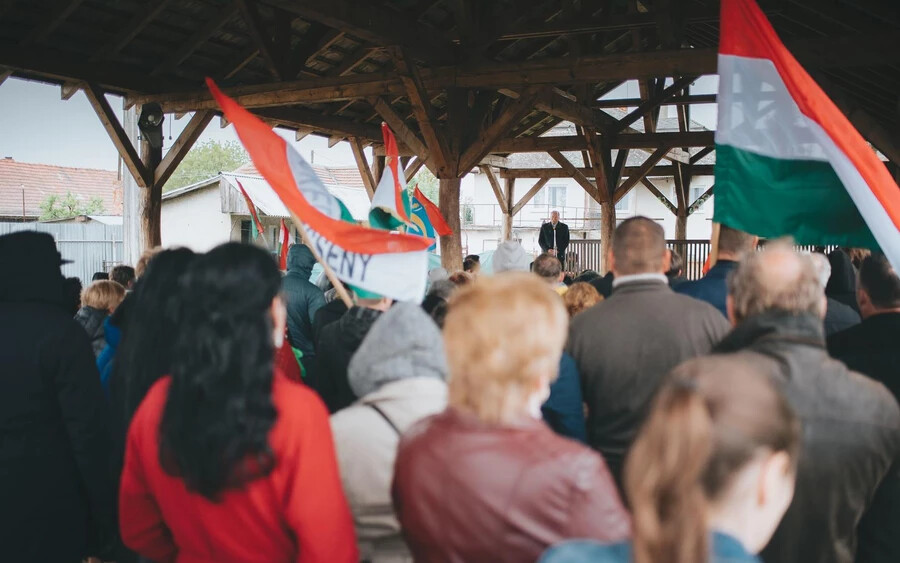 A szakadő eső és a kimondottan hideg idő ellenére legalább százan gyűltek össze és énekelték a magyar himnuszt a nagytárkányi Millenium téren 